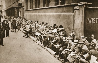 In de rij staan in Floral Street voor kaartjes voor een voorstelling in het Royal Opera House, Covent Garden, uit Wonderful London, gepubliceerd 1926-27 door English Photographer